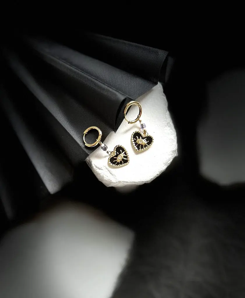 boucles coeurs noir oeil.webp